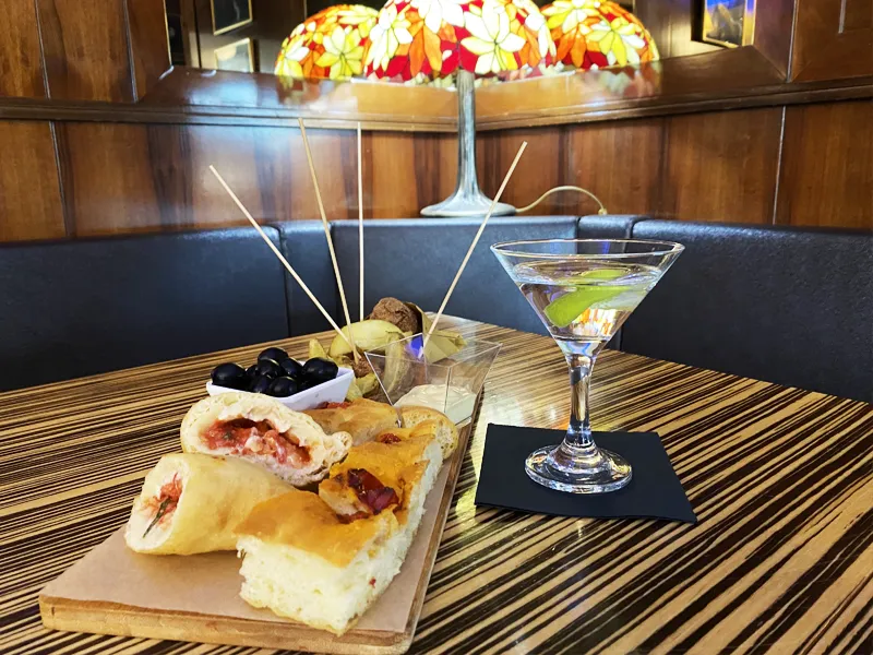 Cocktail artigianale preparato al Bar Devoti 1950.