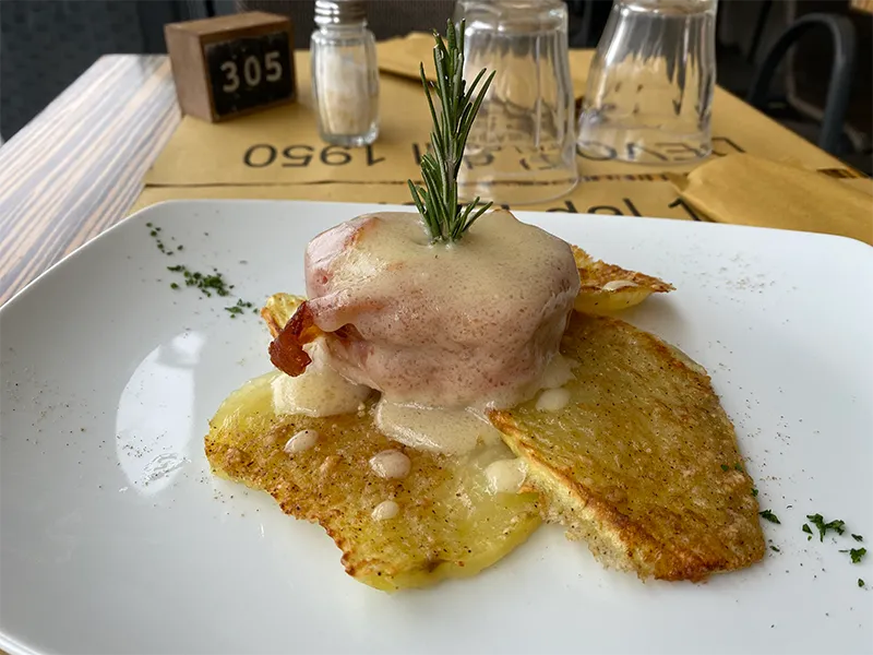 Tavola imbandita con piatti tipici italiani al Bar Devoti in Via Ripamonti, Milano.