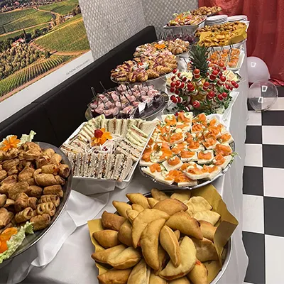 Un buffet variegato con piatti dolci e salati offerti da Bar Devoti 1950.