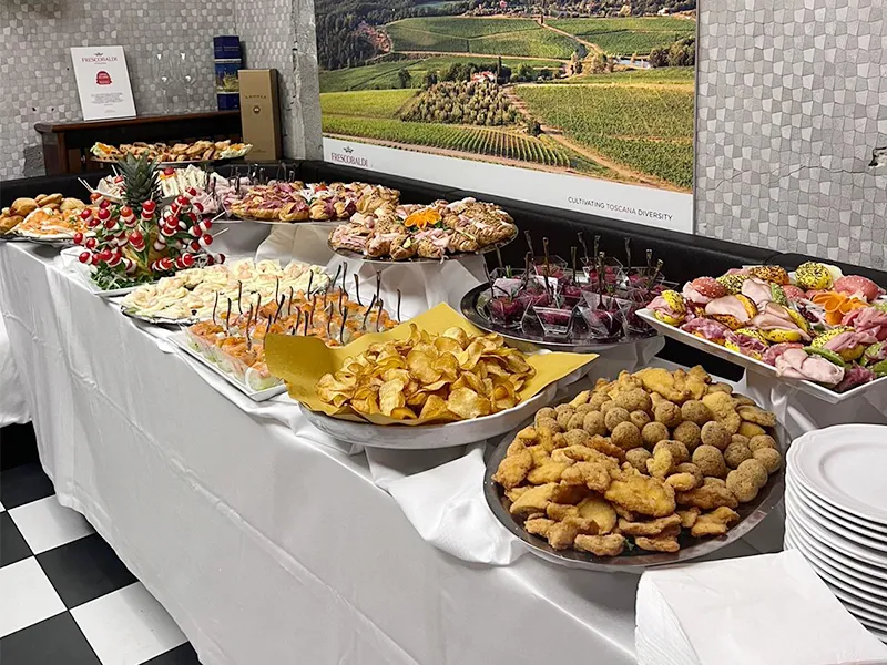Tavoli allestiti per una catering aziendale con piatti raffinati