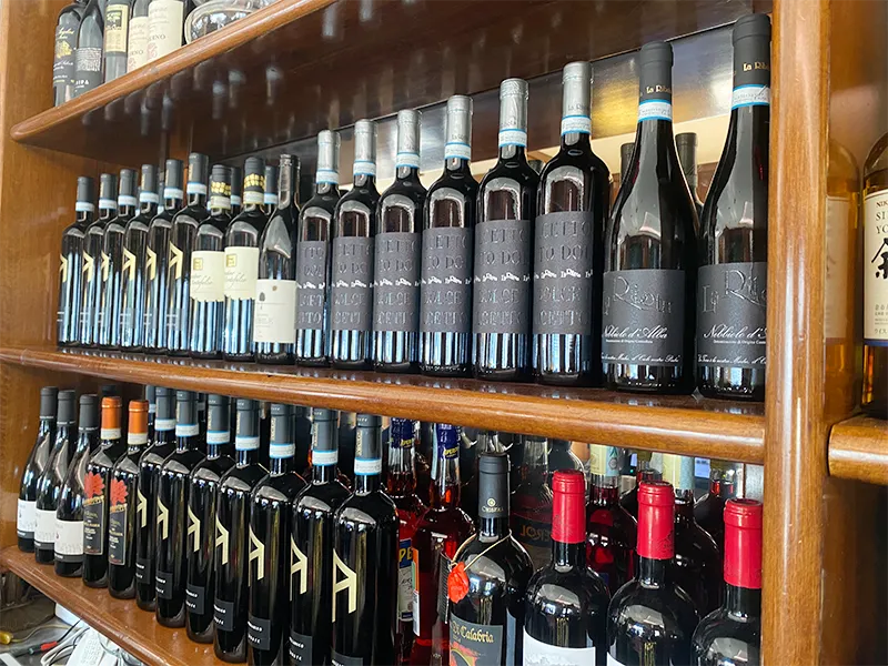Selezione di vini rossi e bianchi al Bar Devoti Vineria via Ripamonti Milano