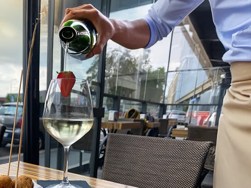 Staff del Bar Devoti consiglia il vino perfetto". Didascalia: ""